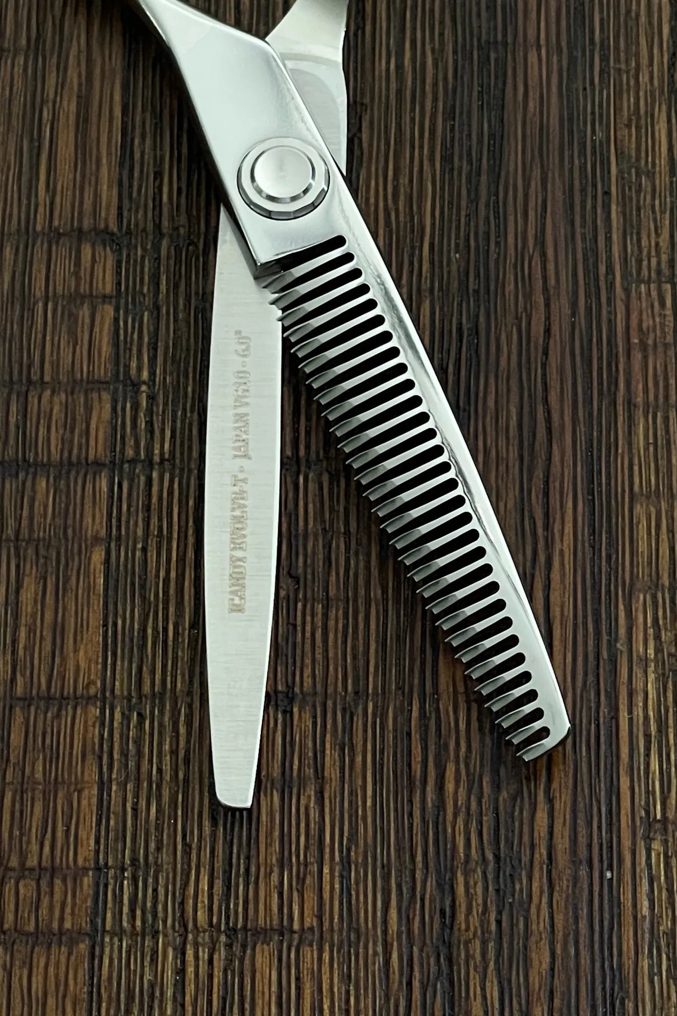Detailed view of the 30 precision texturising teeth on the iCandy EVOLVE Silver VG10 thinning scissors, engineered from Japanese TAKEFU VG10 steel to deliver clean hair removal, soft texture and seamless blending for professional hairdressers and barbers.